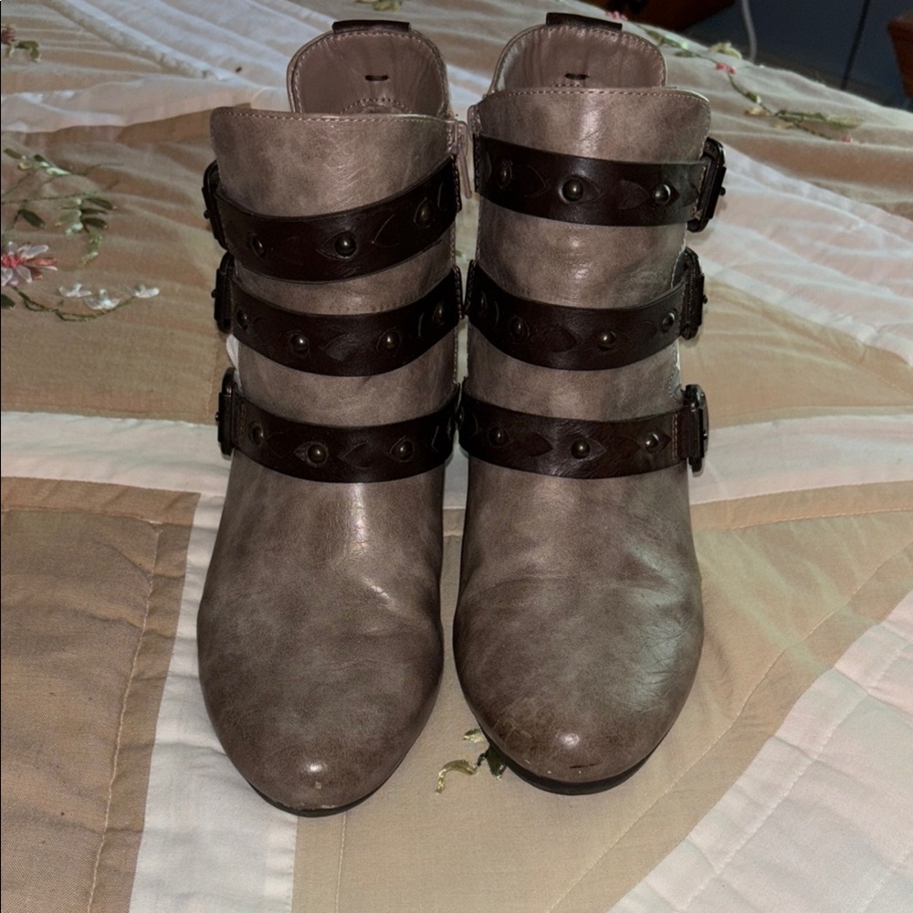 Stylish Women's Gray Ankle Boots